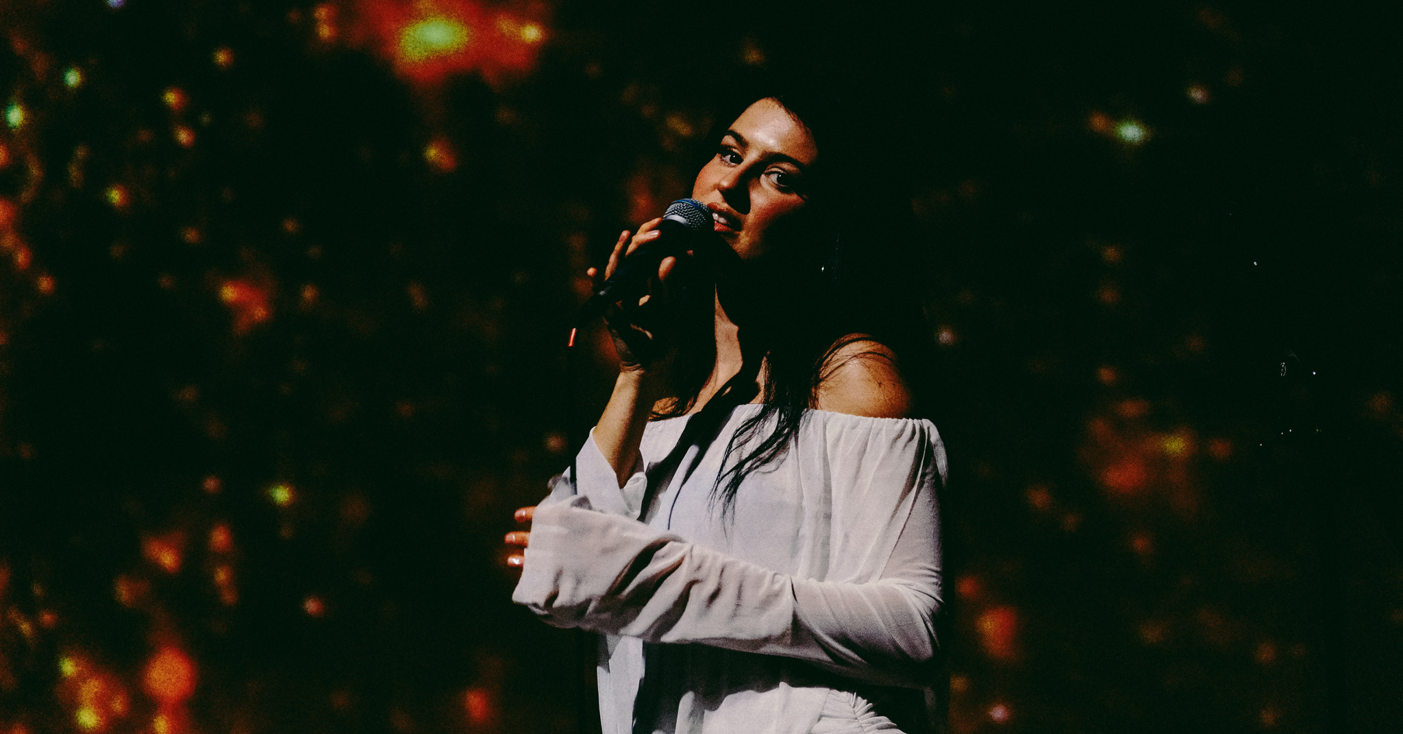 alayna brings intimate and immersive show to Auckland